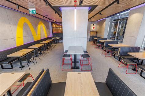 Interiér reštaurácie McDonald's vo štýle Ray