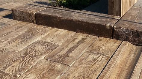 Rôzne typy betónovej dlažby imitujúcej drevo