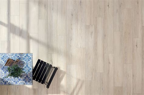 Interiér s betónovou dlažbou imitujúcou drevo