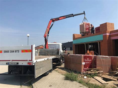 Vykládka materiálu hydraulickou rukou na stavenisku