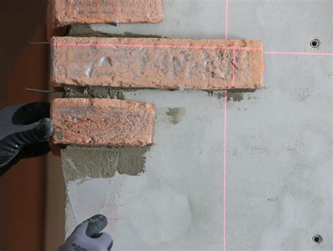 Ukážka správnej pokládky rohových tehlových pásikov