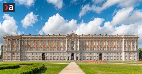 historický taliansky palác s dekoratívnymi omietkami