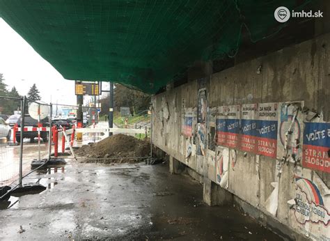 Detail poškodeného betónu pred opravou