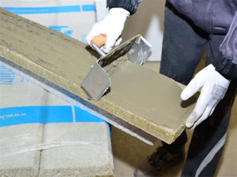 Nanášanie lepiacej malty na minerálnu dosku