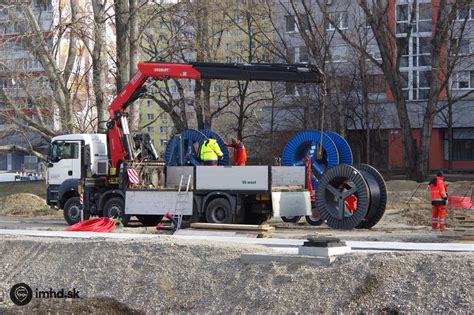 Ilustrácia plného káblového žľabu s káblami vo vnútri