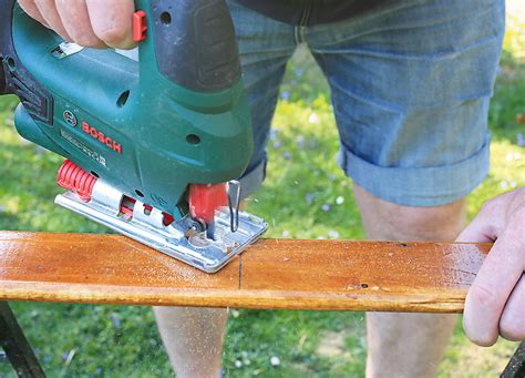 Demonštrácia rezania kriviek priamočiarou pílou