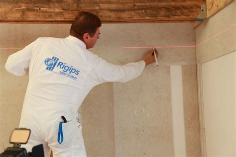 Aplikácia klznej pásky na stenu pred montážou sadrokartónu