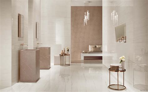 Lesklý biely obklad v modernej kúpeľni