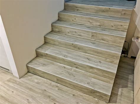 Detail hliníkovej schodovej hrany na schodisku pokrytom lepenou vinylovou podlahou