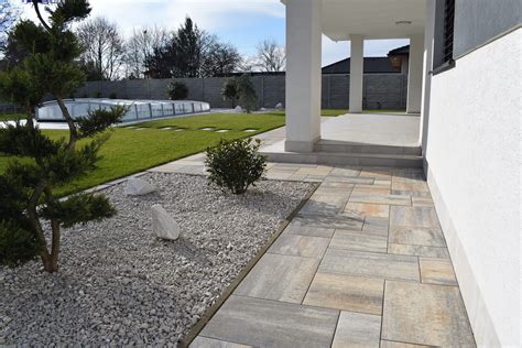 Kombinácia rôznych dlažieb v exteriéri