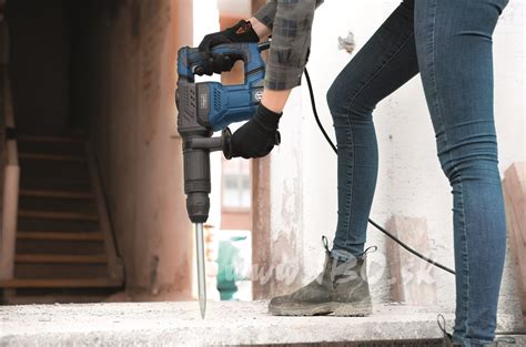 Búracie kladivo pri práci