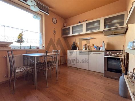 Schéma domu s vyznačením bytov s vlastným kúrením a bytov napojených na CZT