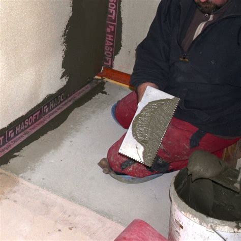 Nanášanie tekutej hydroizolácie na stenu sprchového kúta