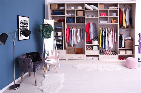 Ilustrácia rôznych typov vnútorného usporiadania skrine