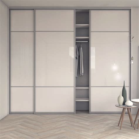 Porovnanie otvárania klasických a posuvných dverí skrine