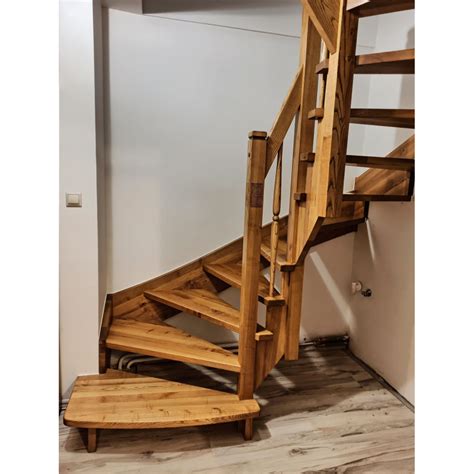 drevené schody interiér