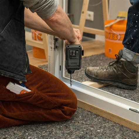 Vyváženie okenného rámu pomocou vodováhy a klinov