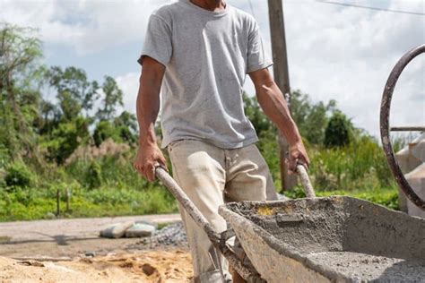 Muž miešajúci betón vo fúriku