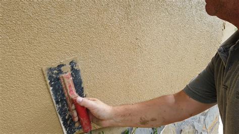 Vzorka fasádnej omietky na stene