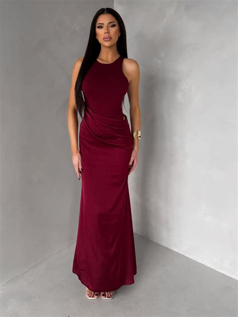 Detail moderného okenného kovania s uzamykacími bodmi