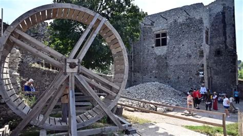 replika stredovekého šliapacieho žeriavu na Vinianskom hrade