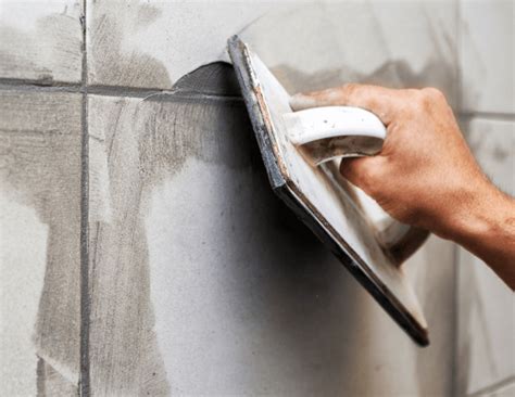 aplikácia škárovacej hmoty gumovou stierkou