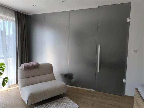 Akustická sklenená priečka v modernom interiéri