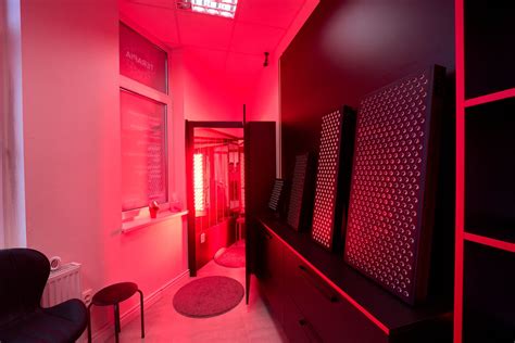 Ilustrácia semaforu s oranžovým a červeným svetlom pre autá a signalizáciou pre električky