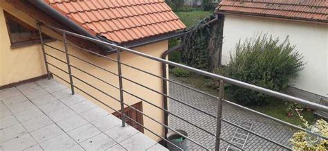 Balkón s kvetináčmi zavesenými na zábradlí