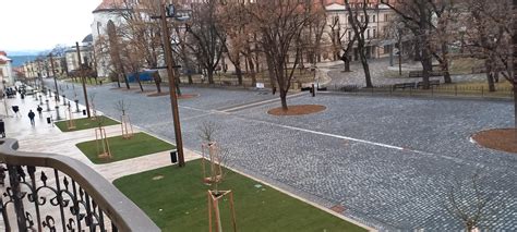 Porovnanie zrekonštruovaného námestia v Bardejove a stavu námestia v Levoči