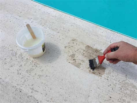 Aplikácia farby na betónový povrch valčekom