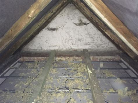 Odstránenie starej strešnej krytiny a latovania