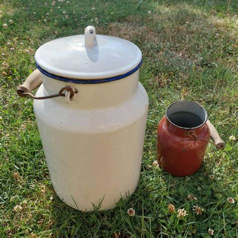 Tri žiaruvzdorné smaltované nádoby, ktoré znesú zahriatie až na 650 stupňov. Výrobca „Certa“.