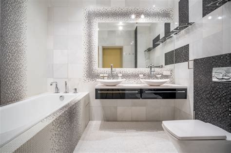 Moderné kovové lišty v kúpeľni