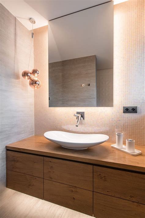 Dizajnové nalepené zrkadlo v malej kúpeľni