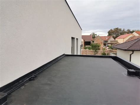 Inštalácia hydroizolačnej fólie na strechu garáže