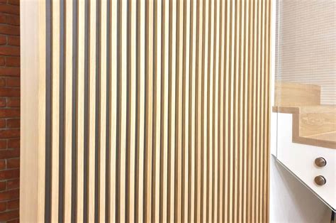 Drevené lamely ako moderný obklad na stenu