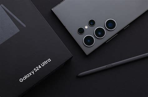 Detail gumenej stierky s ostrými hranami.