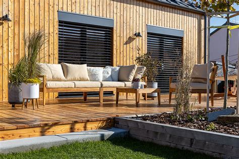 Vonkajšia terasa s dlažbou imitujúcou drevo