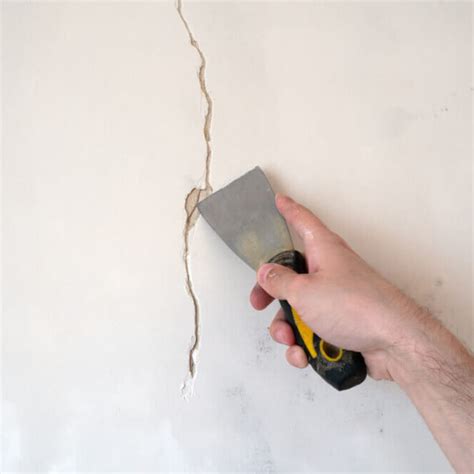 Príklady rôznych typov prasklín na stene