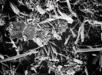 Schéma rastu kryštálov v póroch betónu