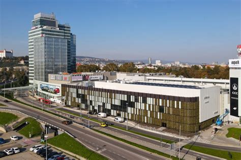 Nákupné centrum s dynamickou LED fasádou