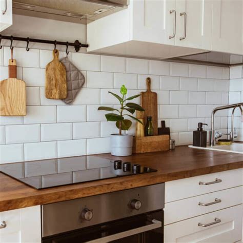 štýlový sklenený obklad za kuchynskú linku