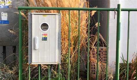 Rôzne typy montáže elektromerových rozvádzačov (na stenu, do plota, pilierový)