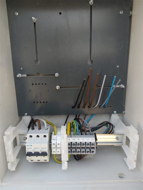 Detailný pohľad na vnútorné usporiadanie elektromerového rozvádzača