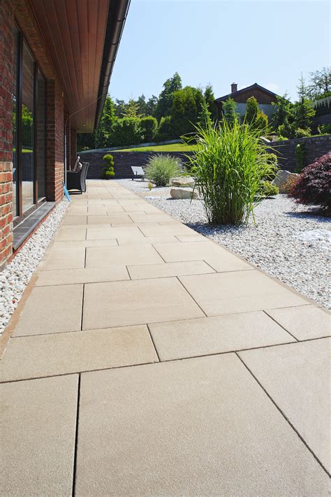 Betónová dlažba na príjazdovej ceste