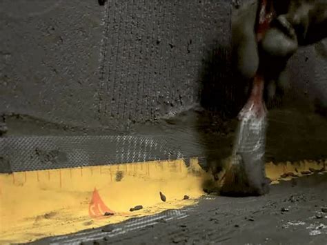 Aplikácia nebitúmenovej hydroizolačnej stierky