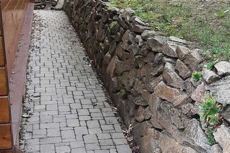 Nízky oporný múrik z recyklovaných strešných škridiel