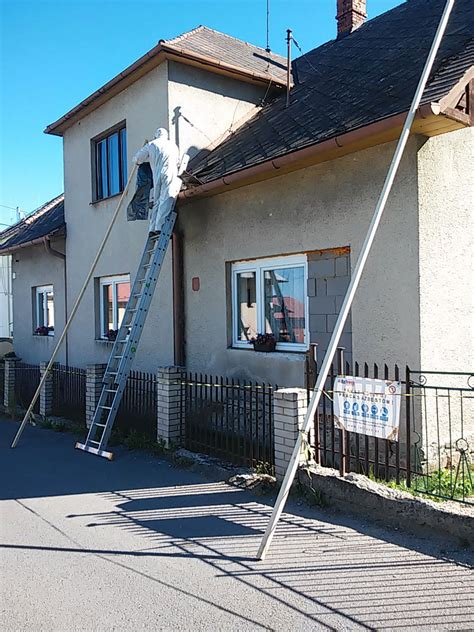 Špecializovaná firma pri odstraňovaní azbestovej strechy