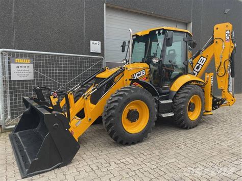 Búranie objektu strojom JCB 4CX